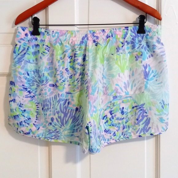 🐢HTF Lilly Pulitzer🐢 - Ocean Trail Short - Picture 2 of 15